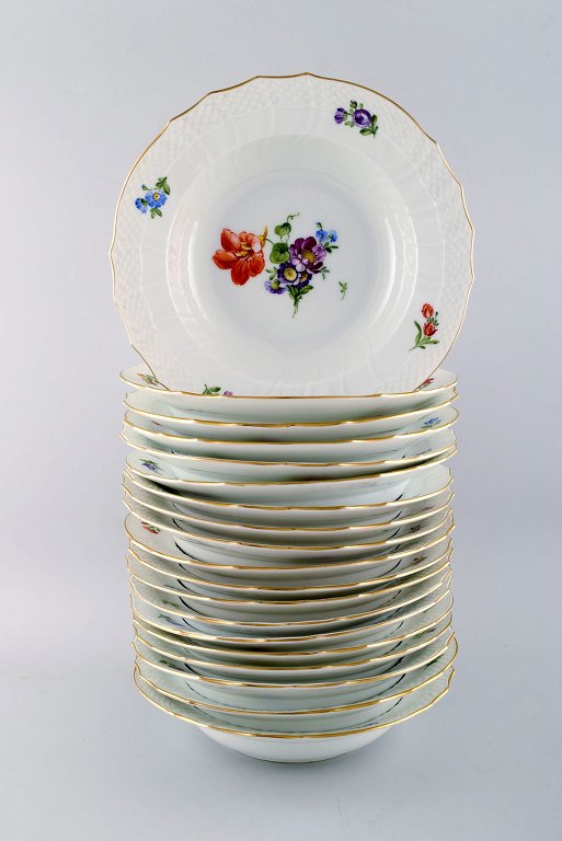 Royal Copenhagen Saxon Flower, 19 soup plates
Decoration Number 493/1615.
