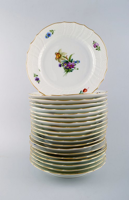 Royal Copenhagen Saxon Flower, 20 lunch plates.
Decoration Number 493/1623.
