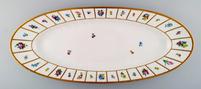 Royal Copenhagen Henriette, hand-painted porcelain with gold. 
Rare fish dish no. 444/8542.