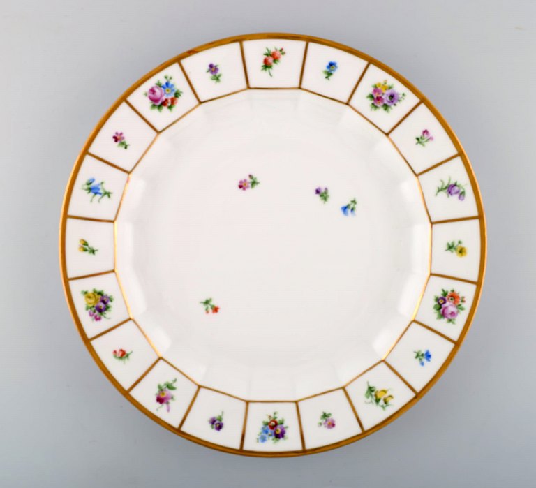 Royal Copenhagen Henriette large round dish. Hand-painted porcelain, Henriette 
No. 444/8544.