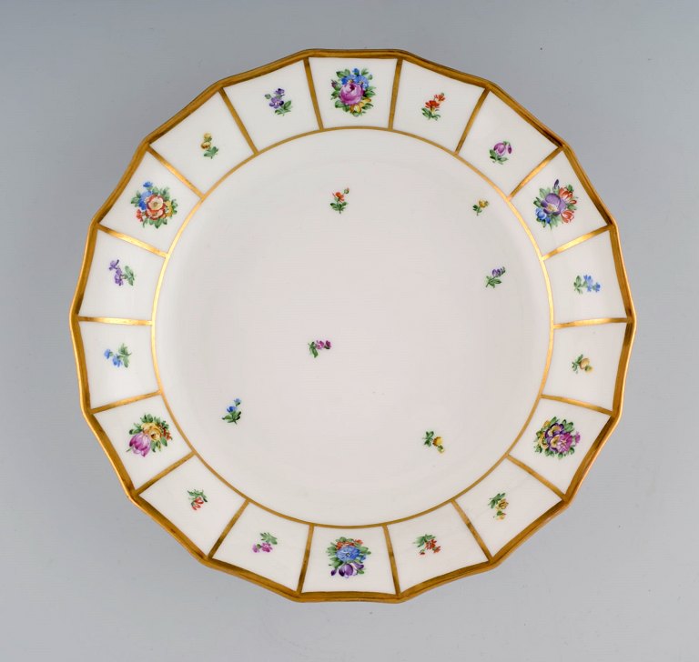 Royal Copenhagen Henriette bowl. Hand-painted porcelain, Henriette No. 444/8529.