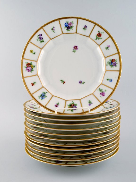 12 Royal Copenhagen Henriette. Hand painted porcelain. 
Henriette lunch plates no. 444/8550.