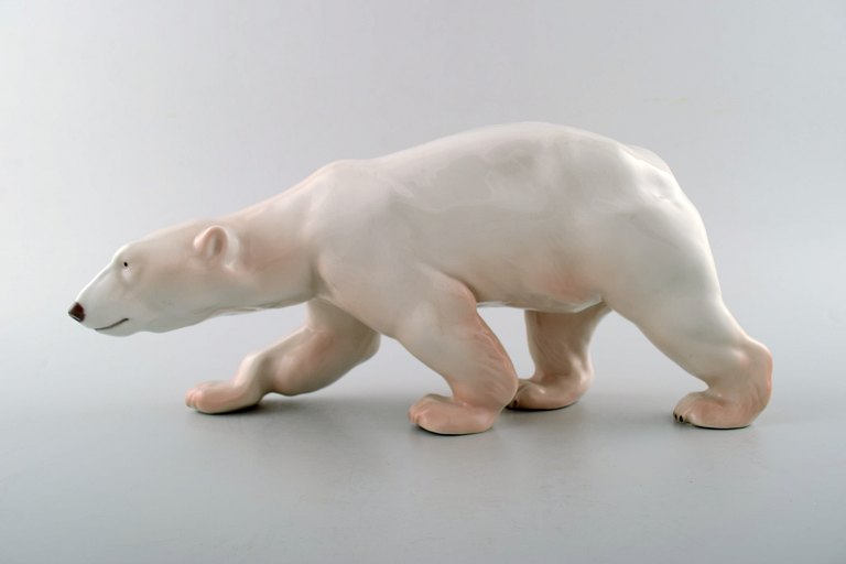 Figur af stor gående isbjørn (nr. 425) fra Royal Copenhagen.
