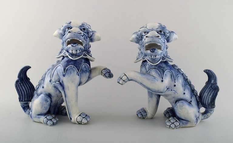 Et par Sjældne Rörstrand porcelænsfigurer af kinahunde. Ca. 1900.
