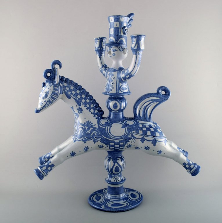 Kæmpestor Bjørn Wiinblad keramikfigur fra det blå hus.
Figur / lysestage rytter til hest med plads til tre lys.