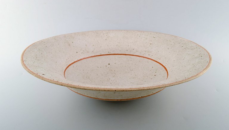 Alev Ebüzziya Siesbye (born 1938). Very large unique bowl of stoneware, 
decorated with orange-red, geometric pattern.