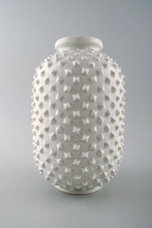 Rörstrand Gunnar Nylund "Chamotte" vase in knotted style.
