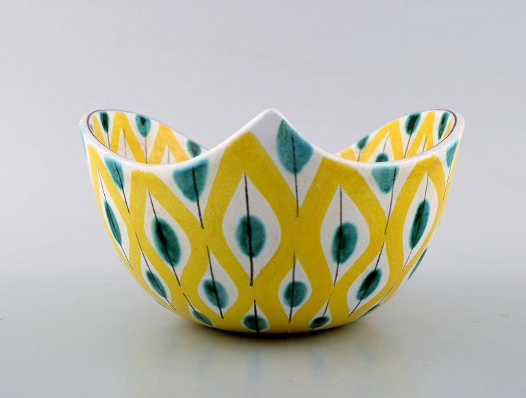 Stig Lindberg, Gustavsberg studio. Fajance bowl, late 1940s.