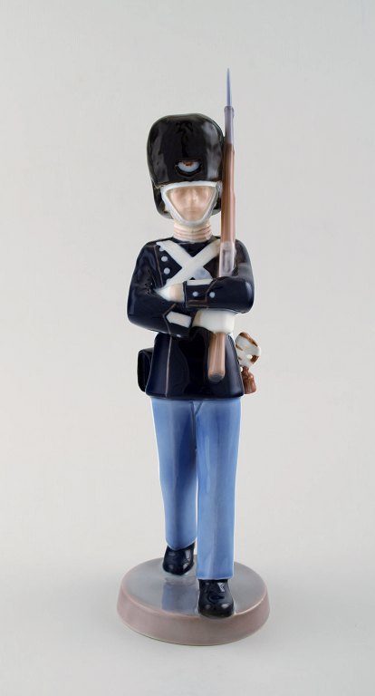 Sjælden Bing & Grøndahl. Figur af porcelæn i form af garder nr. 2342.
