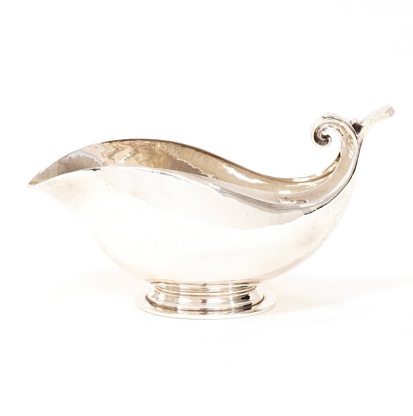 Johan Rohde für Georg Jensen: Grosse, kräftige Saucenschale aus leicht 
gehämmerten Sterlingsilber. Gestempelt Johan Rohde und Georg Jensen Periode 
1925-32. H: 12,5cm. L: 22,8cm. G: 548gr