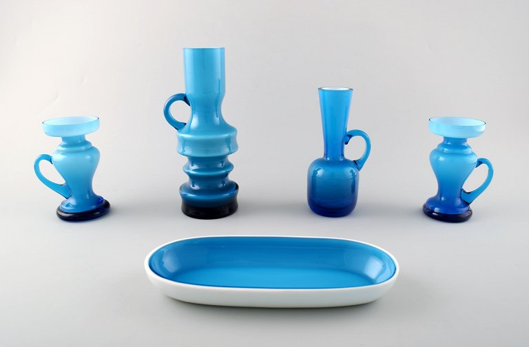 Samling svensk kunstglas, 4 turkise vaser og et fad i moderne design.
