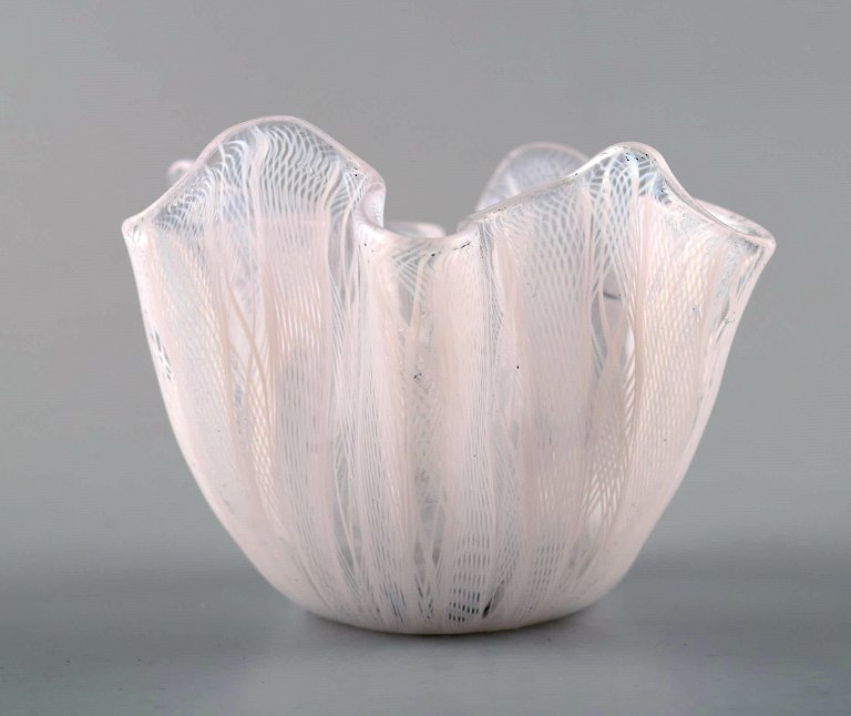 Bianconi Venini/Murano Filigrana Stribet, Italiensk Kunstglas Fazzoletto Vase, 
Lommetørklædevase. 1960´erne.