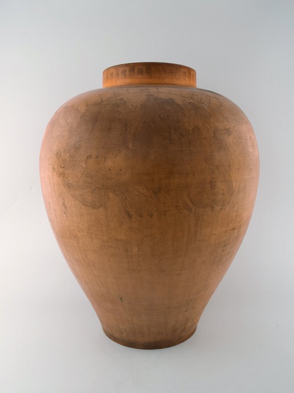 Kolossal P. Ipsen sjælden museumskvalitet vase af terracotta dekoreret med 
klassisk sceneri. Galopperende heste spændt for stridsvogn.