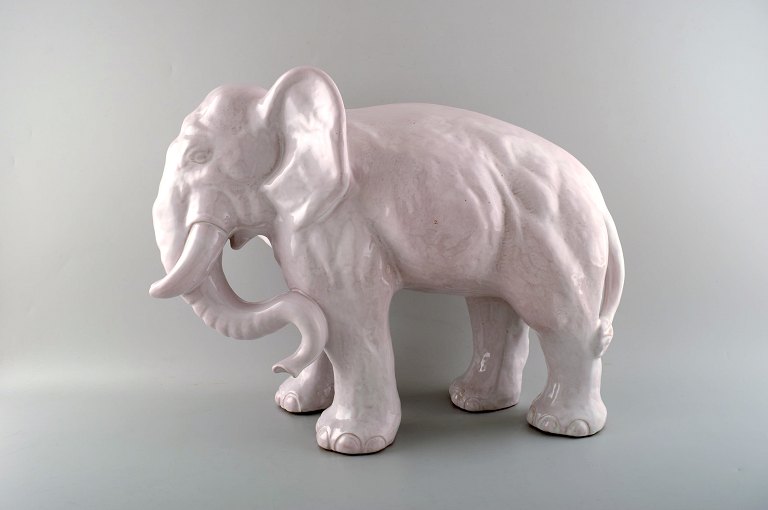 Stor Hjorth (Bornholm) glaseret stentøjsfigur, stor elefant.
