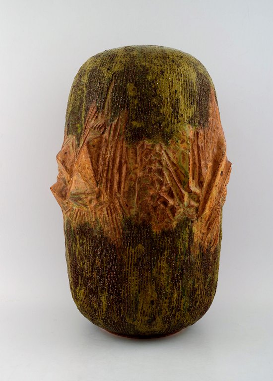 Unique stoneware vase by Jørgen Mogensen. Beautiful solfatara glaze. 1960