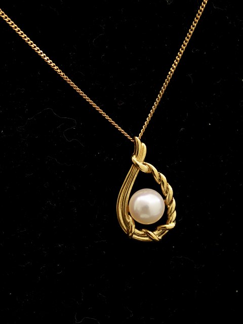 18ct gold necklace and pearl pendant