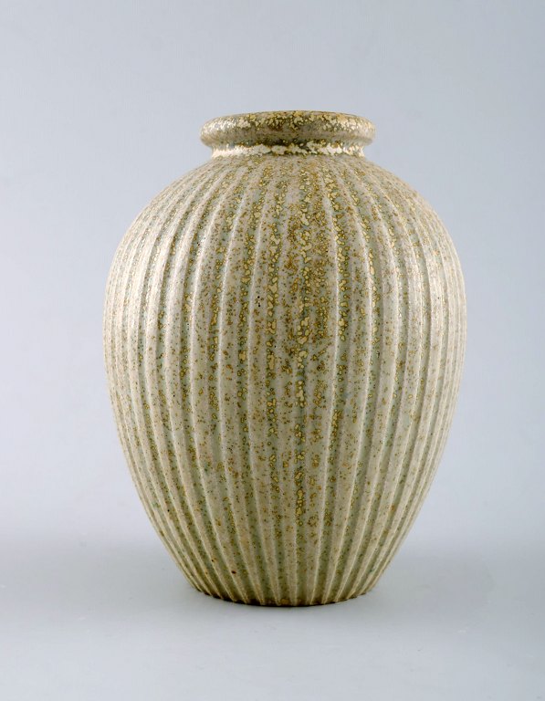 Arne Bang. Keramik vase i riflet stil. 
