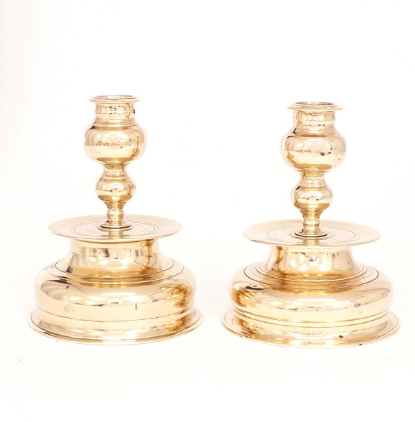 A pair of Baroque brass candle sticks. Denmark circa 1750. H: 15cm. D base: 
12,5cm