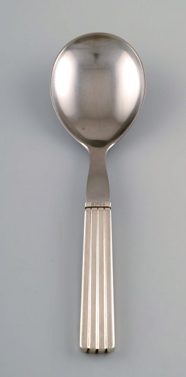 Georg Jensen sølvbestik  Bernadotte sølvbestik Georg Jensen
Bernadotte, Georg Jensen sølvbestik. Bestikmønster nr. 9 Bernadotte 
sterlingsølv 925. 
Serveringsske, længde 19,5 cm.