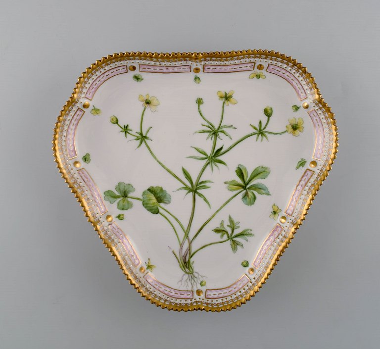 Royal Copenhagen Flora Danica" triangular porcelain dish decorated in colours 
and gold with flower. 
Royal Copenhagen 20/3508.