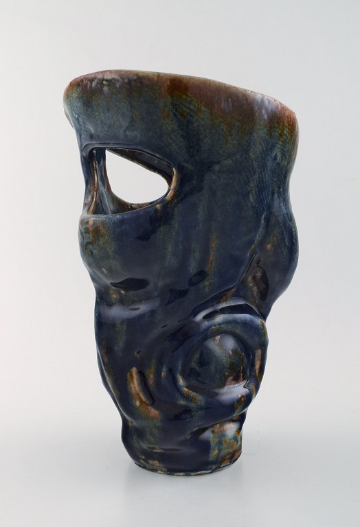 Gerda Åkesson: f. København 1909, d. 1992  Skulpturel vase af glaseret keramik. 
Smuk glasur i blå toner.