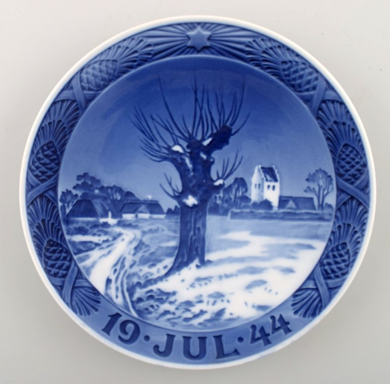 Royal Copenhagen, Christmas plate from 1944.
