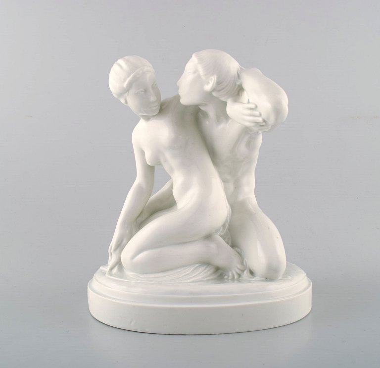 Gerhard Henning 1880-1967, for Royal Copenhagen. Amor og Psyche, figur af 
porcelæn, blanc de chine.