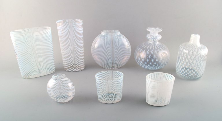 Stor samling af otte skandinavisk håndlavede kunstglasvaser fra Zebra-serien 
designet af Bertil Vallien for Kosta Boda.