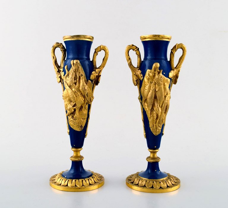 A pair of French gilded bronze vases with game in relief. Late 1800s. 
Sevres-style. Hand painted in royal blue.
