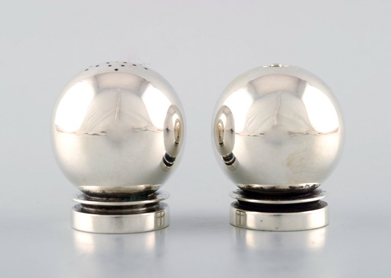 Georg Jensen "Pyramid" art deco salt & pepper set in sterling silver.
