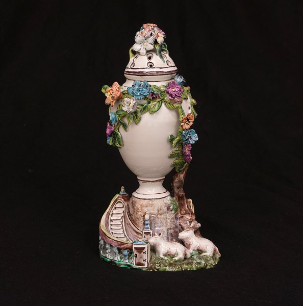 Kleine polychrome Potpourrivase, Fayence.
Signiert Marieberg. Datiert 22.04.1766
H: 23cm
