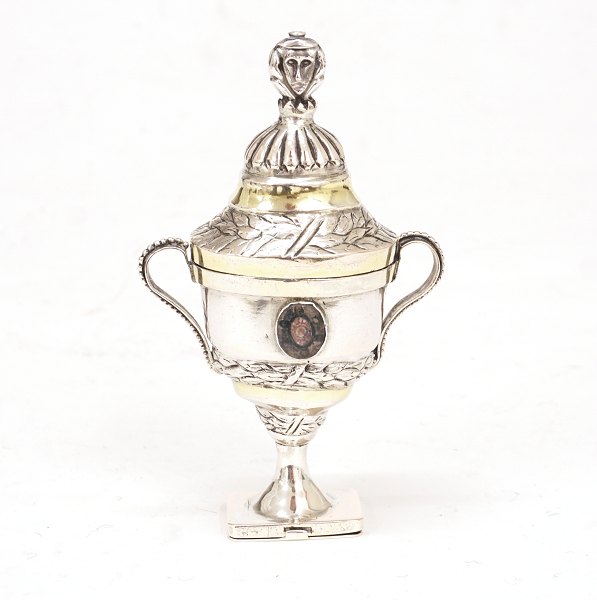 Hans Jacob Balzer. Flensburg, 1836-?: Riechdose aus Silber. Gestempelt. H: 11cm. 
G: 58,7gr