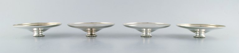 Suzuyo. A set of 4 Japanese low silver bowls on foot. Sterling silver.
