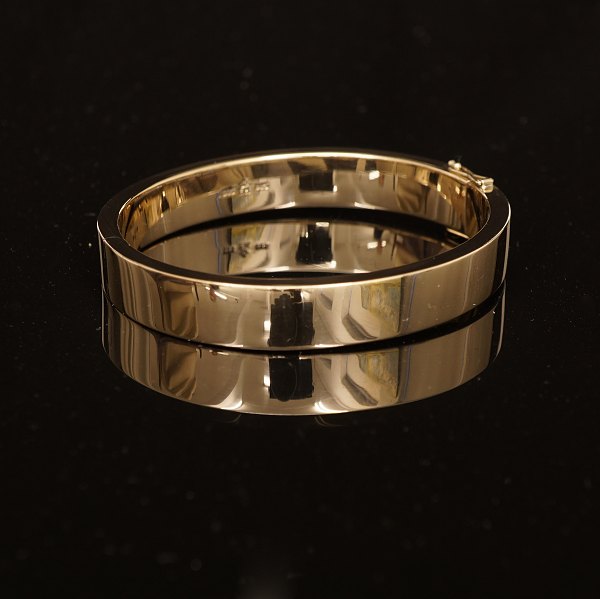 Frantz Hingelberg, Aarhus: Ovaler Armring, 14kt gold. Masse innen: 6x5,3cm. G: 
28,4gr