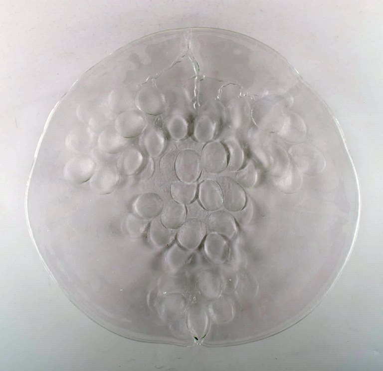 Scandinavian art glass. Large mouth blown dish adorned with grape bunch. 1960 s.
