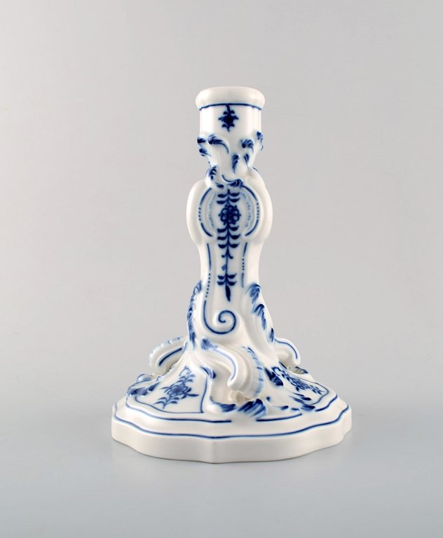 Meissen løgmønstret gennembrudt lysestage, 1900-tallet. 
