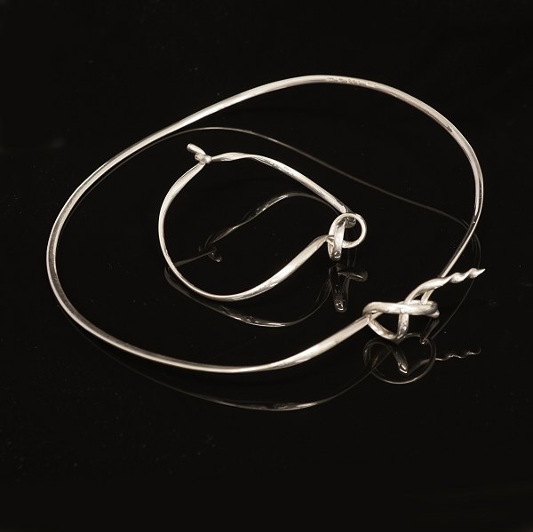 Vivianna Torun Bülow-Hübbe for Georg Jensen: Sæt med armring og halsmykke 
"Forget Me Knot". Mediumstørrelse. #241. Armring: 6x5cm. Halsring: 13x13cm