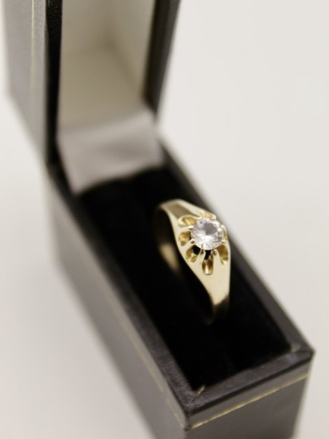 14 karat gold ring  with nice zircon