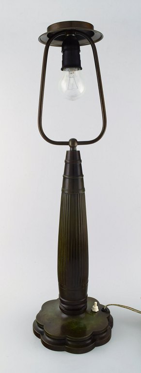 Just Andersen (1884-1943). stor art deco bordlampe af patineret diskometal. 
Kanneleret stamme på svungen fod.
