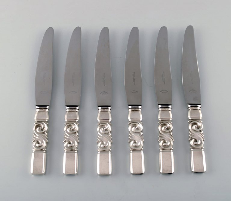 Georg Jensen. Cutlery, Scroll no. 22, hammered Sterling Silver consisting of: 6 
dinner knives.