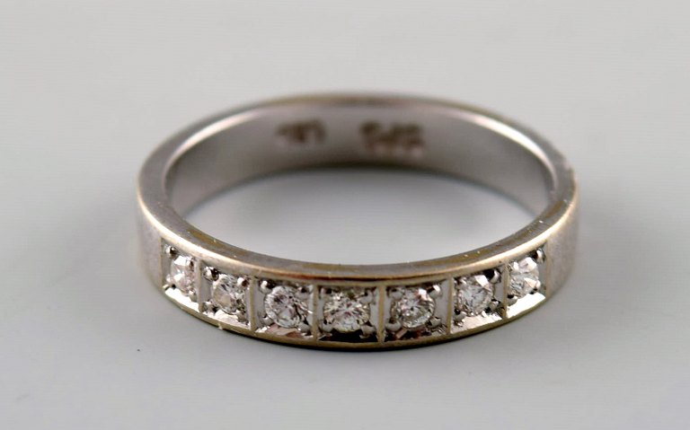 Svend Poulsen Ring af 14 kt. hvidguld. Prydet med 7 brillantslebne diamanter 
(ca. 0.21 ct).