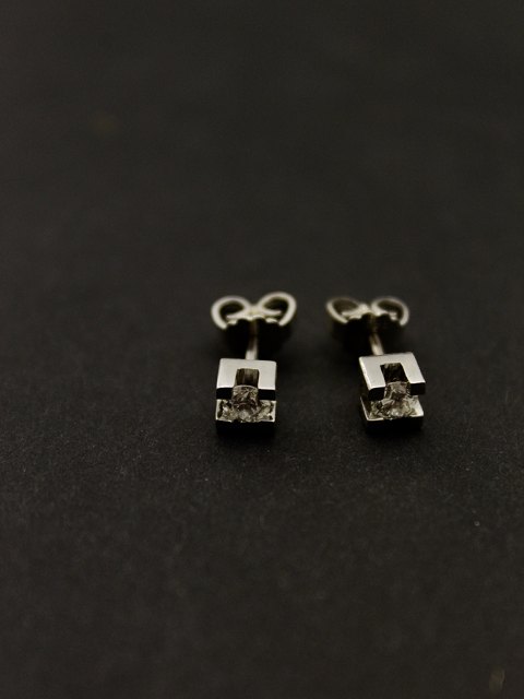 14ct white gold studs with diamond