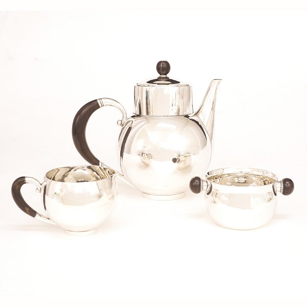 Georg Jensen Kaffegeschirr mit Kanne und Sahnekänchen #533 und Zuckerschale 
#80B. Sterlingsilber. Alle Teile aus den 1940er Jahren. H Kanne: 17cm. G Kanne: 
533gr