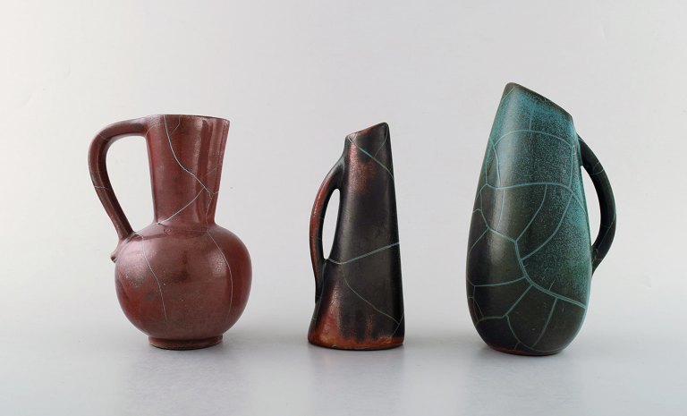Richard Uhlemeyer, tysk keramiker.
Samling af 3 Keramikvaser/kander, smuk krakeleret glasur i grønne og røde 
nuancer.