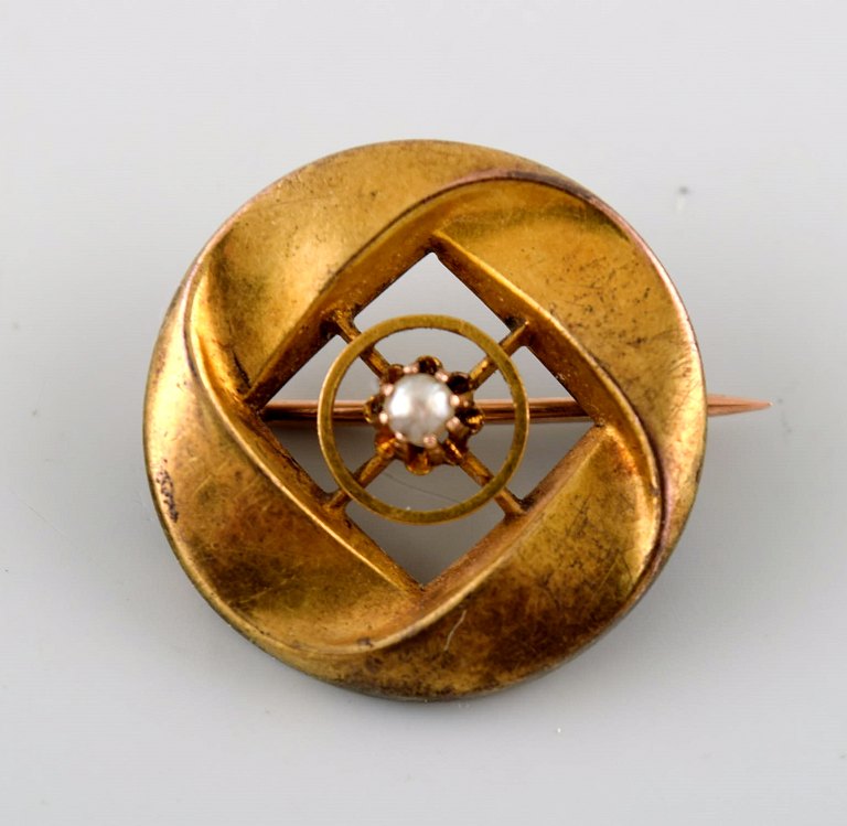 Danish 14K art deco gold brooch with pearl.
