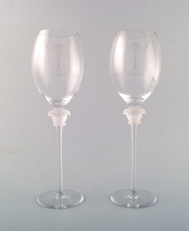 Gianni Versace for Rosenthal. 2 stk. rødvinsglas. Stilken  prydet med Medusa.