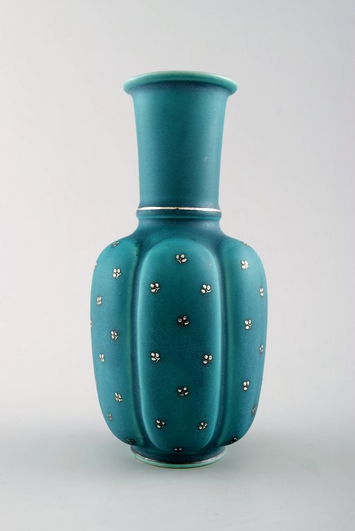 Wilhelm Kåge, Gustavsberg, Argenta art deco vase dekoreret med blade. Sjælden 
form. 
