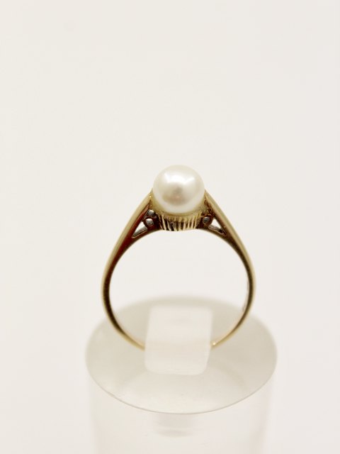 14 carat gold ring with pearl