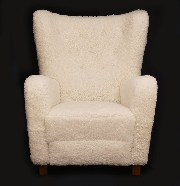 Dänischer Möbelproduzent: Easy Chair neubezogen mit Lammwolle. Dänemark um 1935. 
H: 105cm. B: 81cm