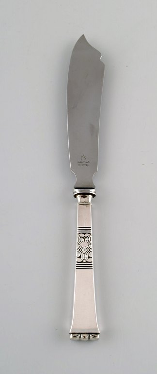 Poul Frigast, dansk sølvsmed. Rigsmønstret lagkagekniv i tretårnet sølv. 1951.
